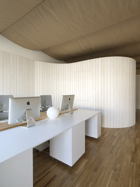 Architecture studio with a bulging wall by domohomo architects