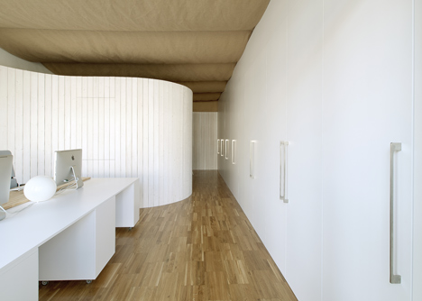 Architecture studio with a bulging wall by domohomo architects