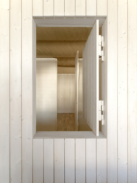 Architecture studio with a bulging wall by domohomo architects