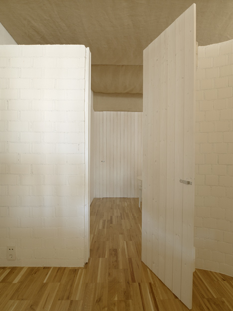Architecture studio with a bulging wall by domohomo architects