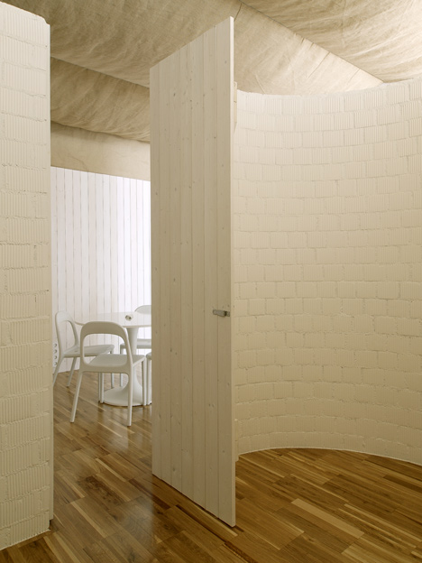 Architecture studio with a bulging wall by domohomo architects