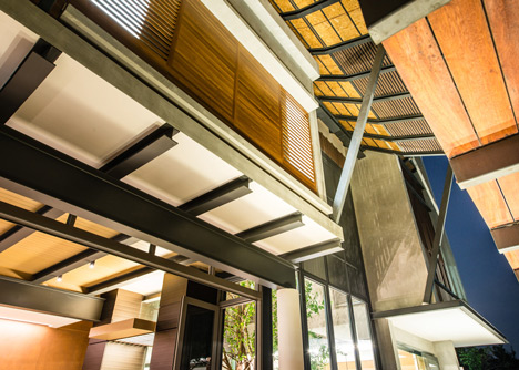 Baan Yo Yen courtyard house in Thailand by TACHA_Design