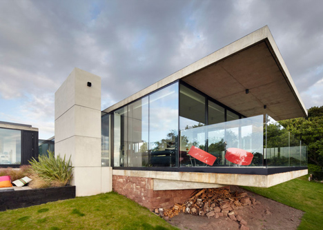 Coastal concrete house on a red sandstone base by ShedKM