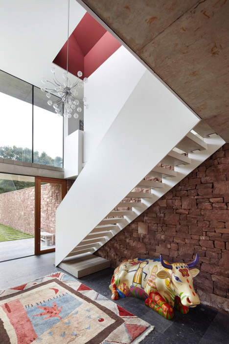 Coastal concrete house on a red sandstone base by ShedKM