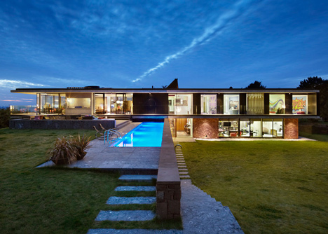 Coastal concrete house on a red sandstone base by ShedKM
