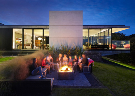 Coastal concrete house on a red sandstone base by ShedKM