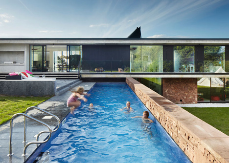 Coastal concrete house on a red sandstone base by ShedKM