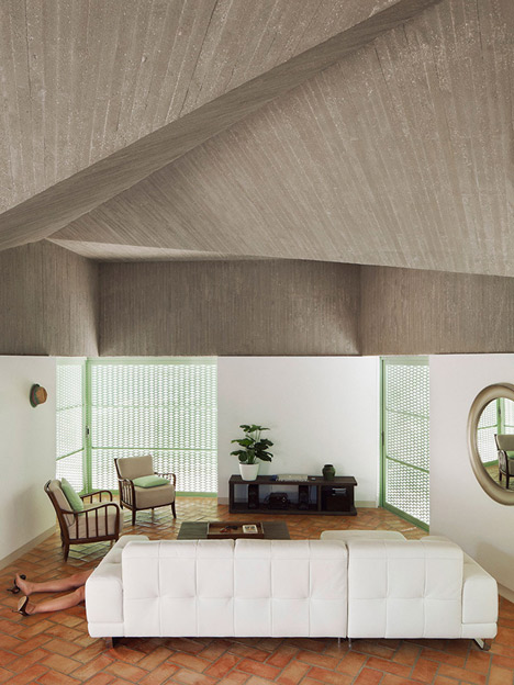 Concrete house by Langarita-Navarro photographed as a crime scene