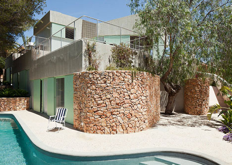 Concrete house by Langarita-Navarro photographed as a crime scene