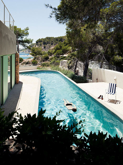 Concrete house by Langarita-Navarro photographed as a crime scene