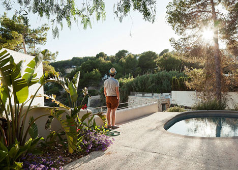 Concrete house by Langarita-Navarro photographed as a crime scene