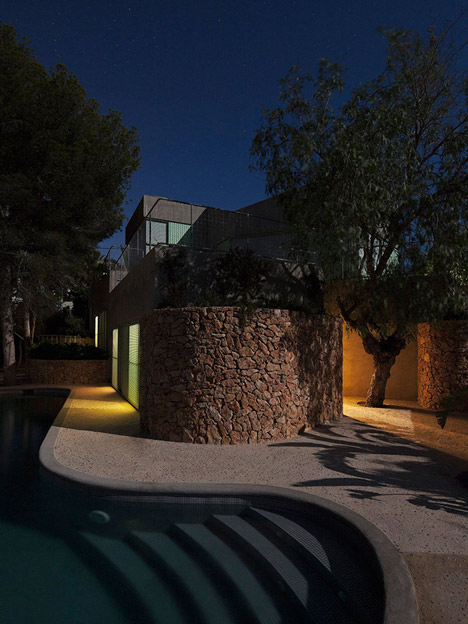 Concrete house by Langarita-Navarro photographed as a crime scene