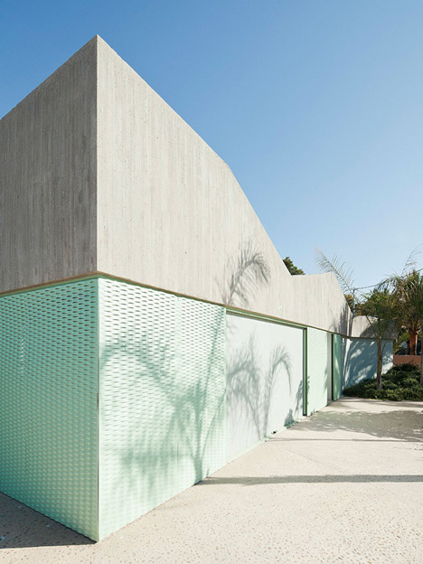 Concrete house by Langarita-Navarro photographed as a crime scene