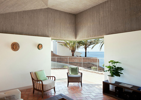 Concrete house by Langarita-Navarro photographed as a crime scene
