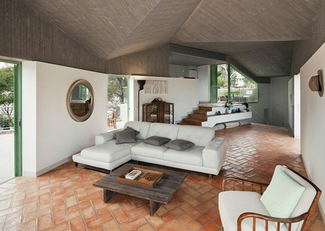 Concrete house by Langarita-Navarro photographed as a crime scene