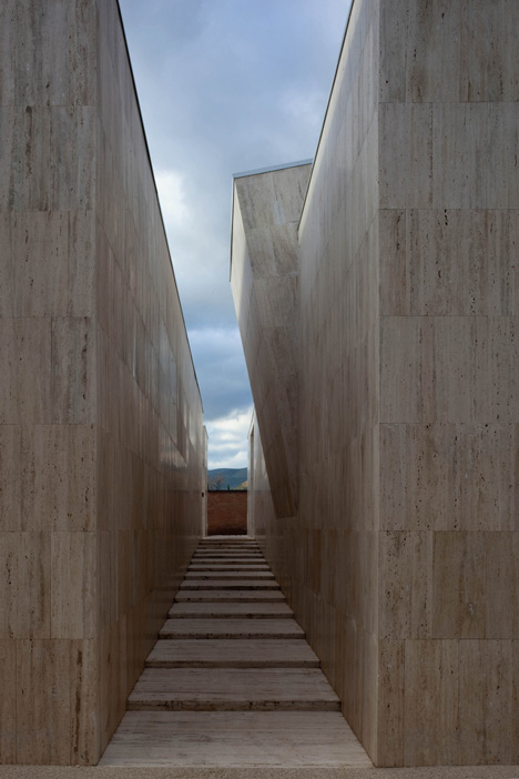 Extension to Gubbio Cemetery by Andrea Dragoni
