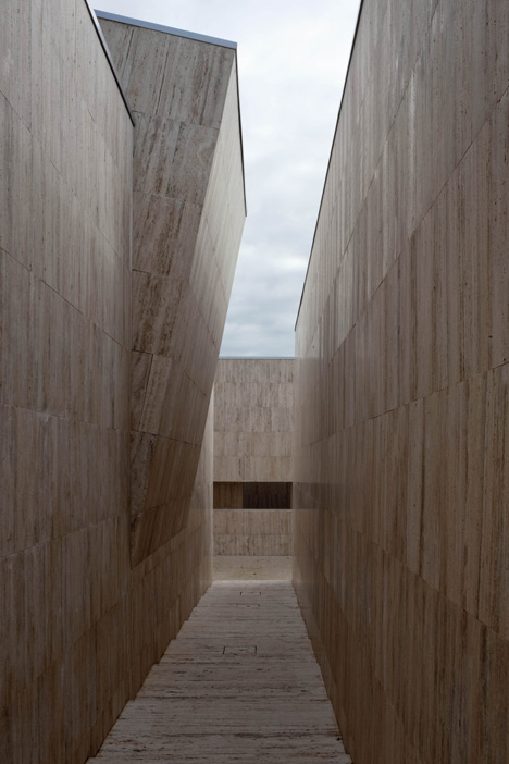 Extension to Gubbio Cemetery by Andrea Dragoni