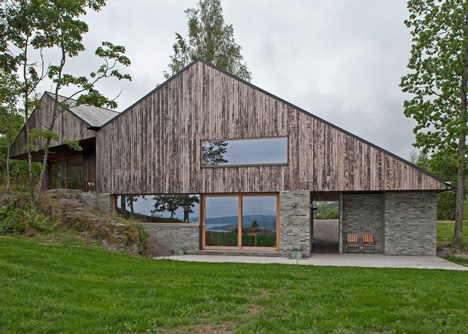 Double-gabled house overlooking a Norwegian fjord by Schjelderup Trondahl Architects