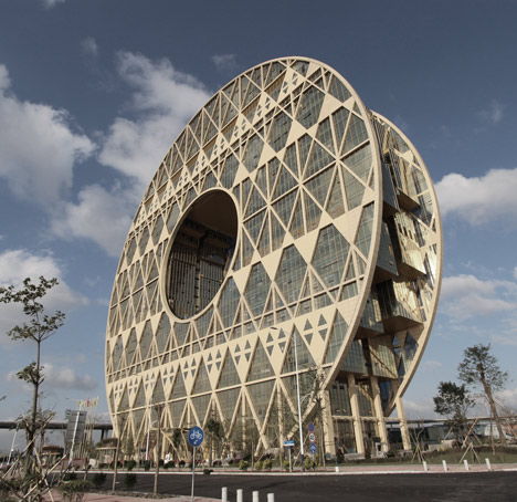 Doughnut-shaped skyscraper completes in Guangzhou