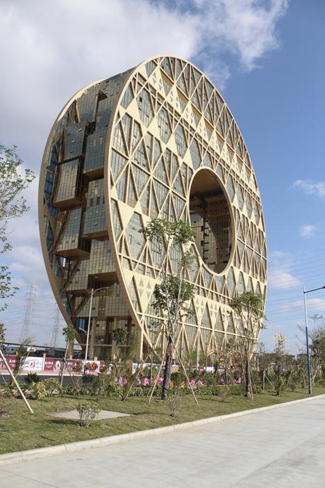 Doughnut-shaped skyscraper completes in Guangzhou