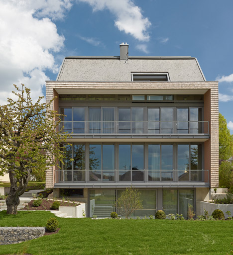 Stuttgart house by (se)arch with shingle-clad walls and a triple-height art gallery