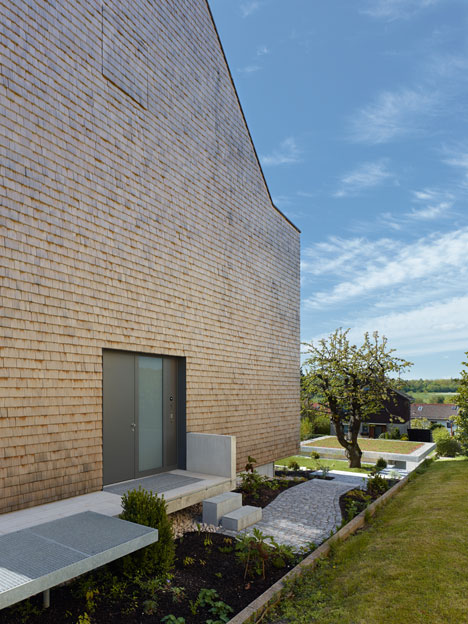 Stuttgart house by (se)arch with shingle-clad walls and a triple-height art gallery