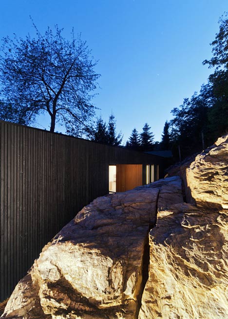 Woodland retreat by Béres Architects nestles up against a jagged rock face