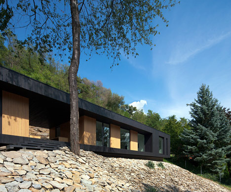 Woodland retreat by Béres Architects nestles up against a jagged rock face