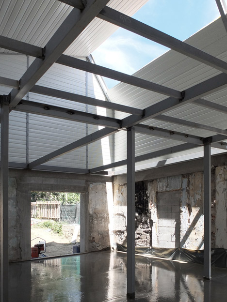 M03 house renovation by BAST contrasts old brick base with new metal extension