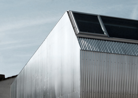 M03 house renovation by BAST contrasts old brick base with new metal extension