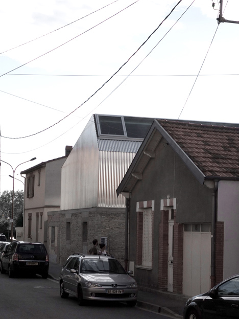 M03 house renovation by BAST contrasts old brick base with new metal extension