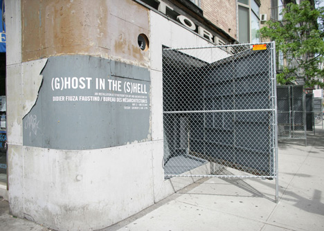Twisting barbed wire fence installed by Didier Faustino at Cincinnatis Contemporary Arts Center