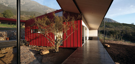 WA House in Chile by MAPA