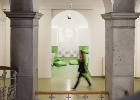 Wavy green lounge in a Solvenian school by Svet Vmes Architects