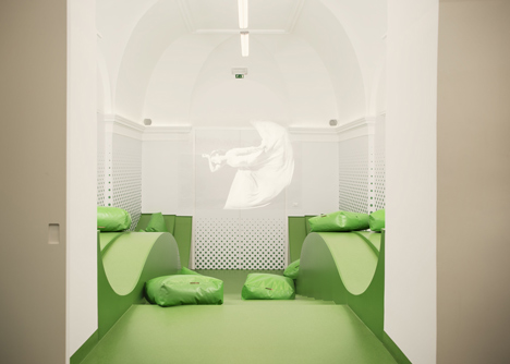 Wavy green lounge in a Solvenian school by Svet Vmes Architects