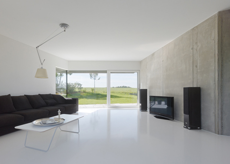s_DenK house by SoHo Architektur has a kinked facade