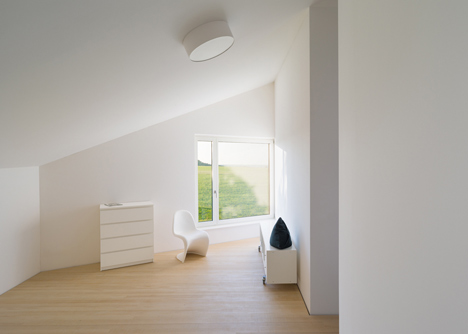 s_DenK house by SoHo Architektur has a kinked facade