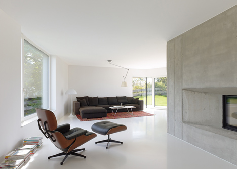 s_DenK house by SoHo Architektur has a kinked facade