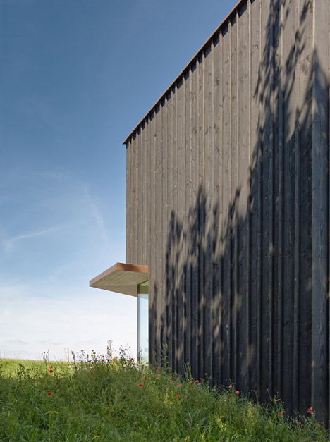 s_DenK house by SoHo Architektur has a kinked facade