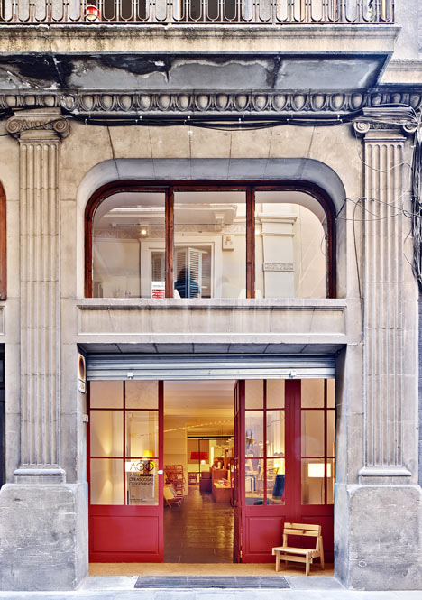 AOO shop in Barcelona by Arquitectura-G has a stepped display platform