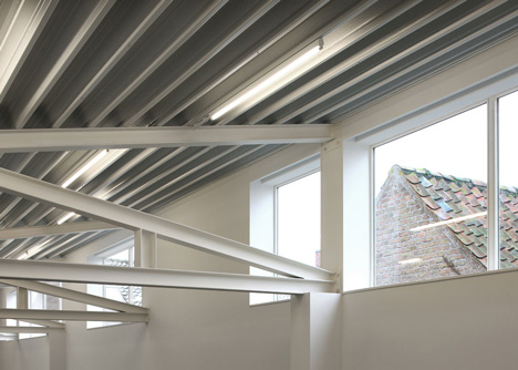 Community Centre Westvleteren by Atelier Tom Vanhee contrasts old and new bricks