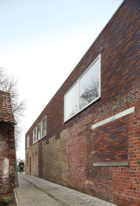 Community Centre Westvleteren by Atelier Tom Vanhee contrasts old and new bricks
