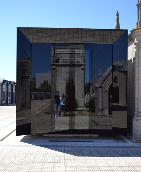 Family grave house by Armazenar Ideias Arquitectos