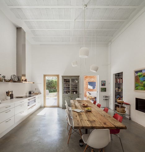 House 1101 by H Arquitectes has rooms that open up to the outdoors