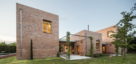 House 1101 by H Arquitectes has rooms that open up to the outdoors