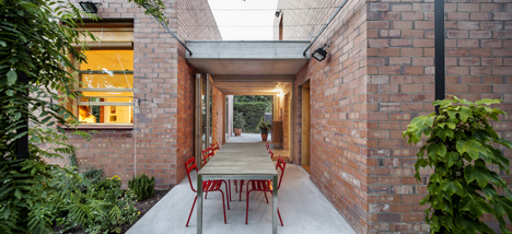 House 1101 by H Arquitectes has rooms that open up to the outdoors