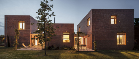 House 1101 by H Arquitectes has rooms that open up to the outdoors