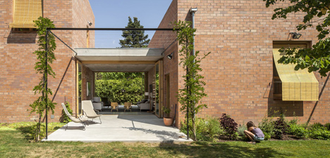 House 1101 by H Arquitectes has rooms that open up to the outdoors
