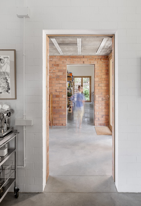 House 1101 by H Arquitectes has rooms that open up to the outdoors
