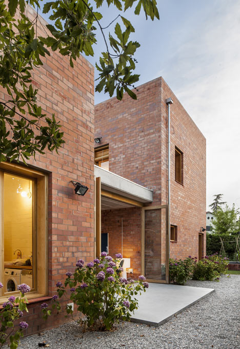 House 1101 by H Arquitectes has rooms that open up to the outdoors